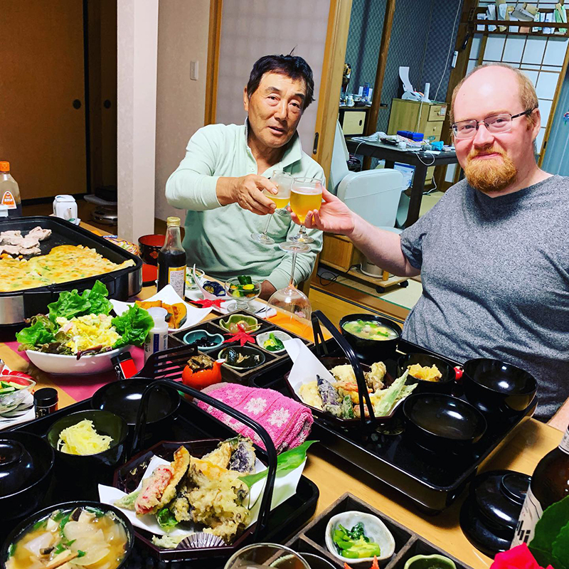 パパとインドの娘の花婿マークと乾杯！