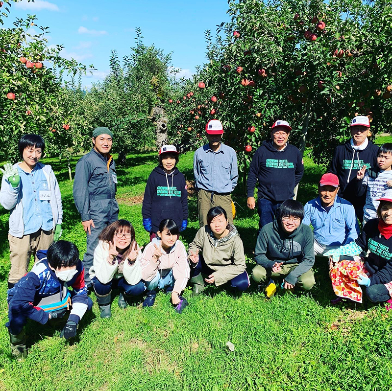 不登校に心痛める子供たちのりんご狩り